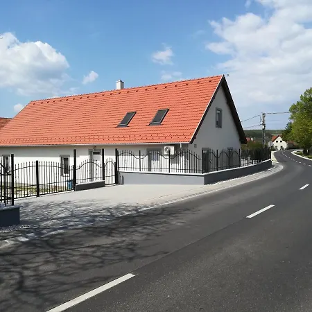 Bordoma Falusi Vendeghaz Penzion Balatonszolos
